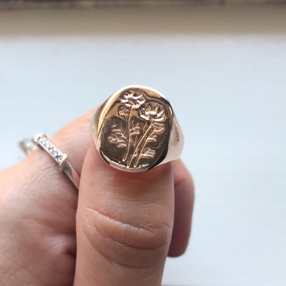 Jewelry - Rose gold floral signet ring 🌹